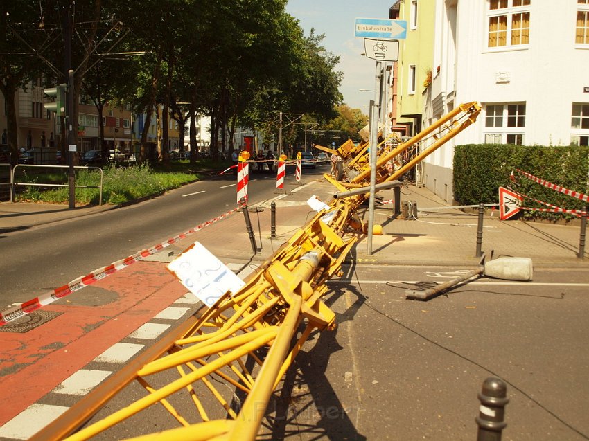 Baukran umgestuerzt Koeln Suelz Suelzguertel P126.JPG